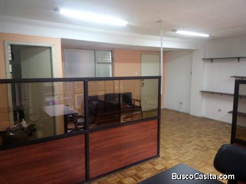 RENTO OFICINA en Av. 10 de agosto y Av. NNUU.