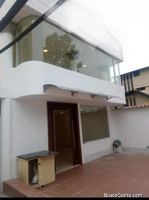 ARRIENDO CASA INDEPENDIENTE APTO PARA EMPRESAS SECTOR NORTE QUITO 