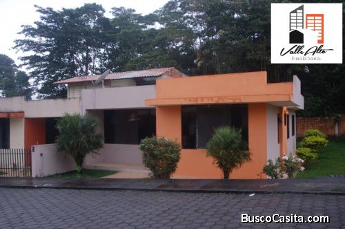 CASA AMPLIA TOTALMENTE AMUEBLADA EN MACAS.