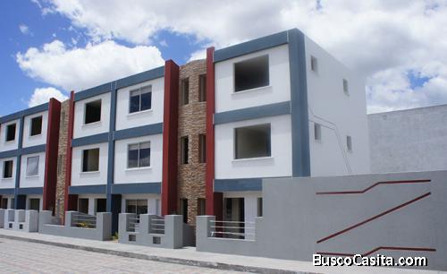 VENDO CASA FAMILIAR EN CALDERON DE TRES PISOS