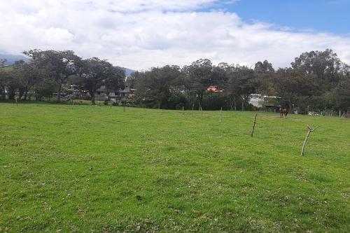 OPORTUNIDAD, vendo terreno urbano en Cotogchoa, 4110m2, plano, todos los servicios
