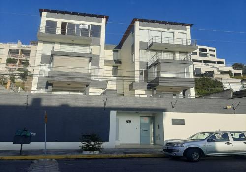 ARMENIA, departamento dúlex, 3 alcobas, terraza, 2 estacionamientos, bodega