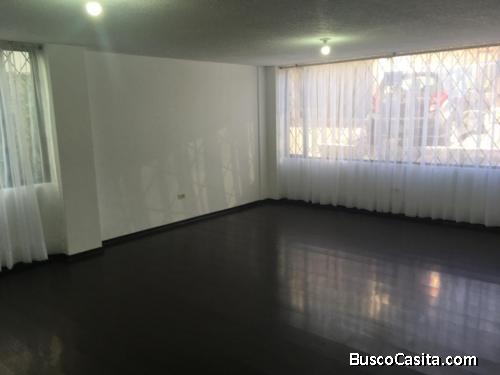 ARRIENDO AMPLIO DEPARTAMENTO TRES DORMITORIOS URBANIZACION EL CONDADO