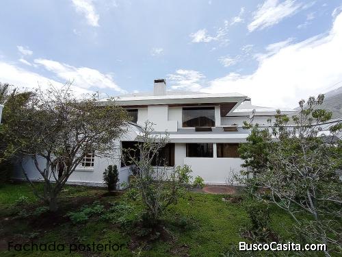 Casa de venta Mitad del Mundo, con piscina, amplia, 600m2 de construcción, zona residencial