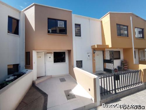Casa de venta Dos Hemisferios, sector Pusuqui, de 3 niveles, amplia 150m2