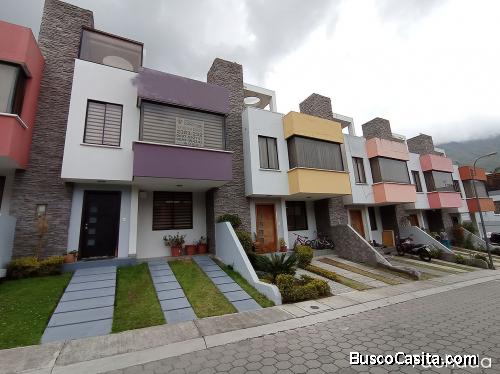 Casa Pusuqui, conjunto Villanueva de tres pisos, terraza, buenos acabados