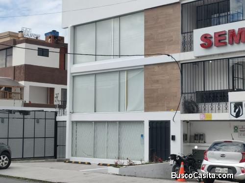 ARRIENDO CERCA A LA PLAZA DE TOROS QUITO LOCAL COMERCIAL DE 3 PISOS ADECUADO PARA EL ÁREA MÉDICA
