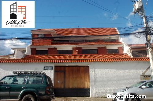 CASA GRANDE CON TRES CASAS INDEPENDIENTES EN LA HEROES DE VERDELOMA.