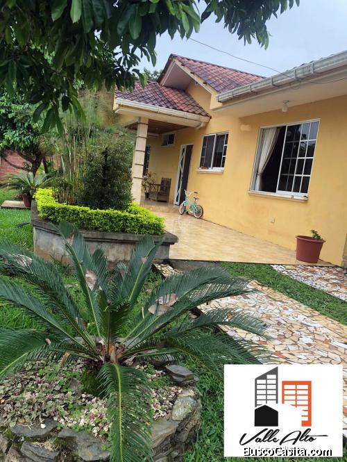 CASA INDEPENDIENTE CON AMPLIAS ÁREAS VERDES EN SUCUA.