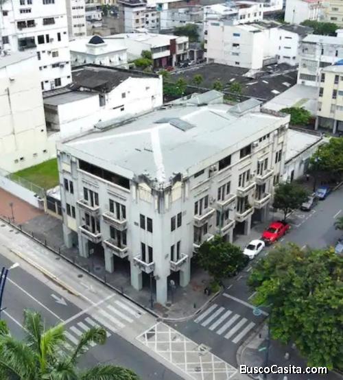 HERMOSO EDIFICO PATRIMINIO CULTIRAL EN EL MALECON DE GUAYAQUIL