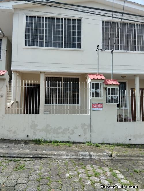 Departamento con 3 cuartos, más cuarto de empleada, garaje para un carro.