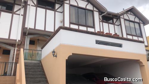 ARRIENDO AMPLIA CASA TRES DORMITORIOS SECTOR URBANIZACION EL CONDADO