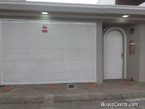 VENDO VILLA EN LA CIUDADELA GUAYACANES, CERCA AL COLEGIO ALBOISPANO