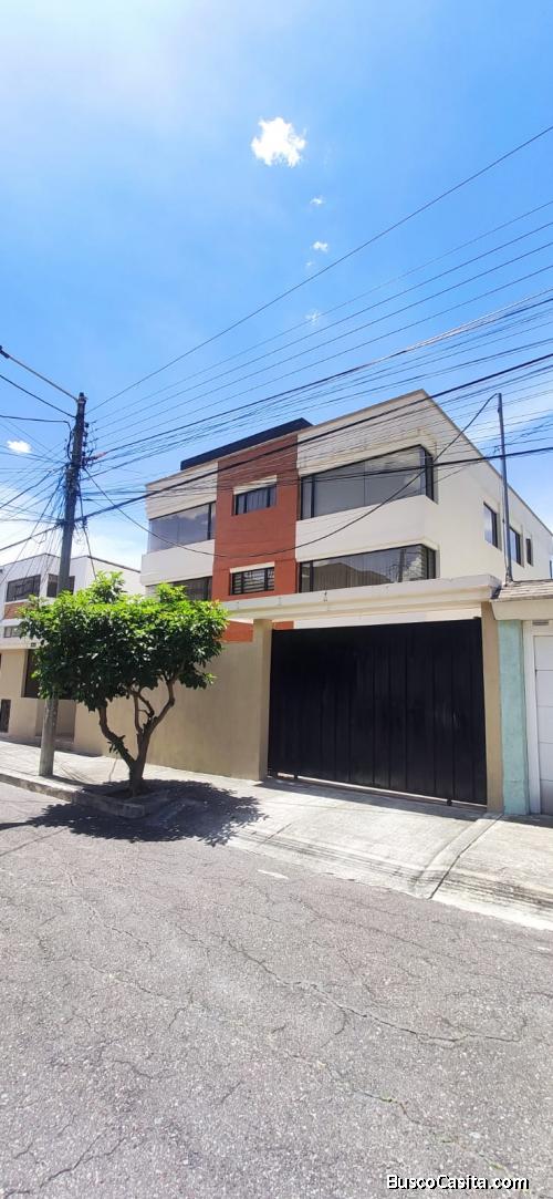 SE VENDE ¡De OPORTUNIDAD HERMOSA SUITE CON PARQUEADERO al norte de Quito! Zona Céntrica
