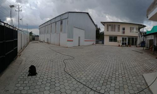 FABRICA con maquinaria nueva, patio de maniobras adoquinado, oficinas y vivienda