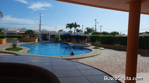 Casa amoblada en urbanización cerrada en Salinas 