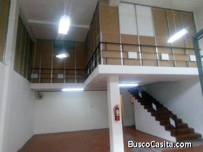 SE ARRIENDA AMPLIO LOCAL COMERCIAL, AV.10 DE AGOSTO Y CRISTOBAL DE DE ACUÑA, MUY BUENA UBICACION!!!