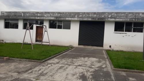 BODEGAS de arriendo, ubicadas en Ontaneda, área 270m2, 3 ambientes, 1 baño 