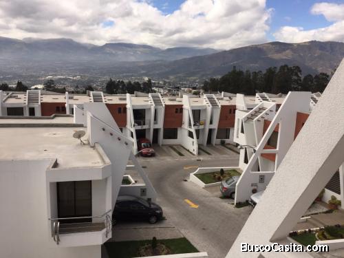 Casa en renta de 3 dormitorios en el sector de San Juan Alto de Cumbayá.