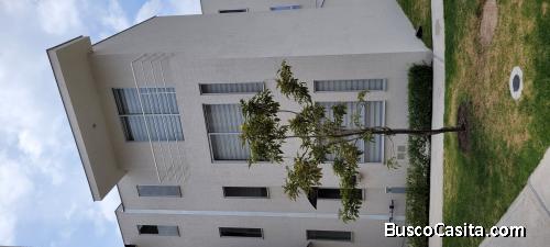 Casa 3 pisos esquinera en Conjunto Portón de Málaga II