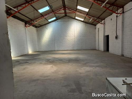 GALPÓN DE ARRIENDO DE 450 M2, SUR DE QUITO A 300 METROS DE LA AV. MALDONADO DEL MERCADO SANTA MARIA