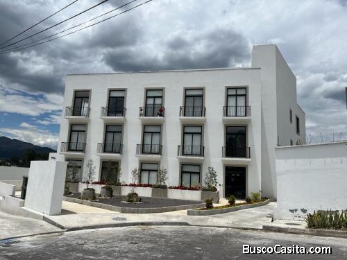 SUITE COMPLETAMENTE AMOBLADA. EDIFICIO MUMBAI. QUITO - CUMBAYÁ