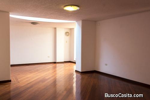 VENDO AMPLIO DEPARTAMENTO CON PATIO, SECTOR QUICENTRO