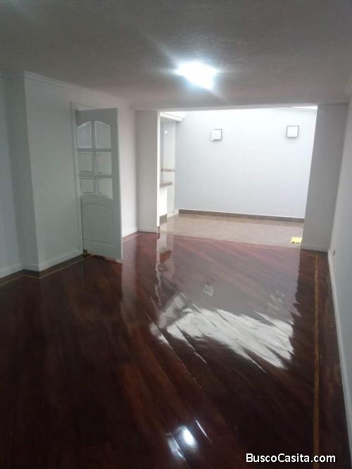 RENTO AMPLIO DEPARTAMENTO TRES DORMITORIOS URBANIZACIÓN EL CONDADO 