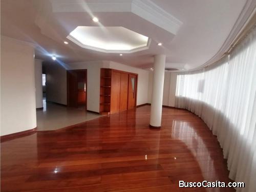 Amplio Inmueble en El Condado 190.85 m² de Espacio Acogedor