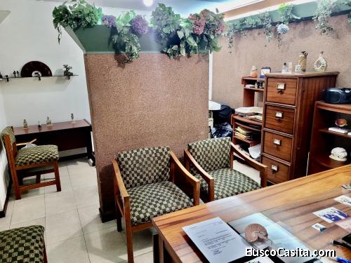 VENTA DE CONSULTORIO AMOBLADO UBICADO EN CENTRO MEDICO EN GUAYAQUL