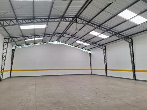 Arriendo BODEGA INDUSTRIAL Mediano Impacto, en el Puente 3, área 300m2  