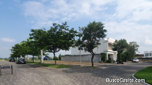 Excelente terreno esquinero en via samborondón en venta en mocoli