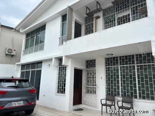 CASA EN VENTA CON 2 DEPARTAMENTOS INDEPENDIENTES UBICADA EN KENNEDY NUEVA GUAYAQUIL