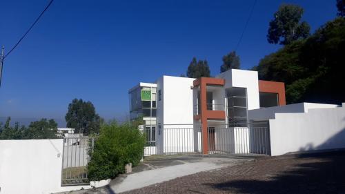 ARRIENDO, el Colibrí, propiedad con 900m2 de terreno y 360m2 de construcción, alcoba planta baja
