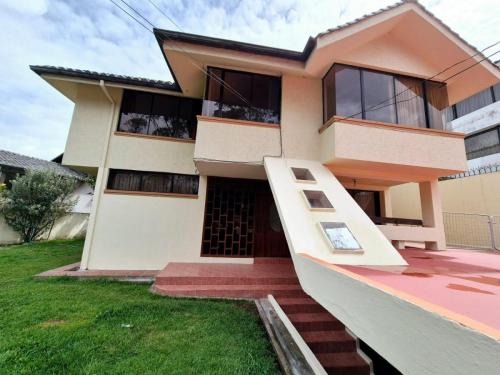 QUITO, sector Colegio Einstein, vendo propiedad de 533m2 de terreno y 397m2 de construcción