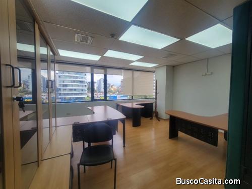 LINDA Y AMPLIA OFICINA TOTALMENTE AMOBLADA DE 686 M2 CON 14 PARQUEADEROS SECTOR LA CAROLINA QUITO EC