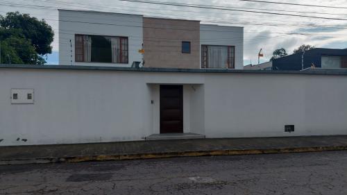 ARRIENDO Suite nueva, sector la Armenia 1, cercana al PAI de la Policía, con estacionamiento