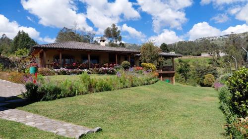 LOS  CHILLOS, vendo quinta tipo Mixta, 2734m2 de terreno y 436m2 de construcción, piscina