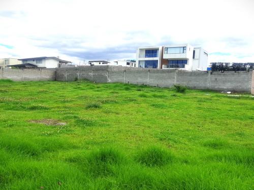 Vendo terreno esquinero, 750m2, en Urbanización, con cerramiento, todos los servicios