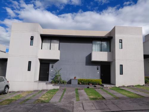 ARRIENDO casa amoblada de 3 dormitorios, en Conocoto, 2 garages, espacio verde