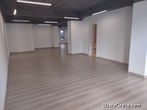 OFICINA 260M2, EDIFICIO CORPORATIVO, REMODELADA, SECTOR IÑAQUITO, QUITO