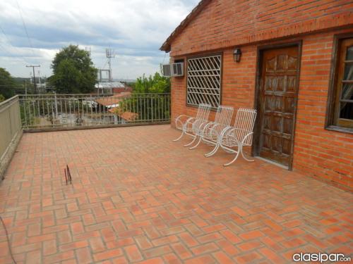 Casa de 2 pisos en Barrio Zeballos Cué