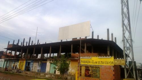 Vendo construcción en losa sobre la Avda. Avelino Martínez, zona de San Lorenzo
