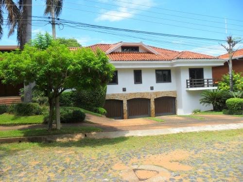 VENDO Hermosa Residencia de 1400 m² detrás del AMPANDE, Ciudad de Asunción