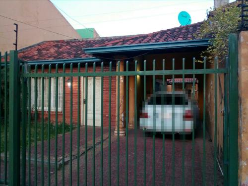 Cumple tu sueño de tener una casa de dos dormitorios en Barrio Obrero. 