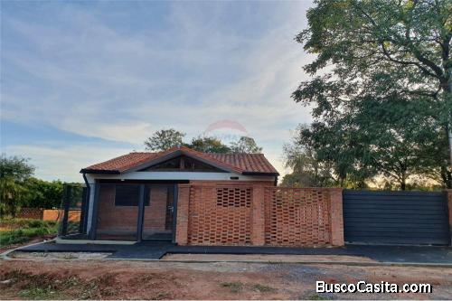 VENDO CASA A ESTRENAR EN ESQUINA LUQUE MORACUE!