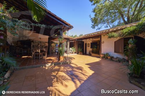 CASA EN BARRIO SAN VICENTE, ZONA AVDA. FÉLIX BOGADO