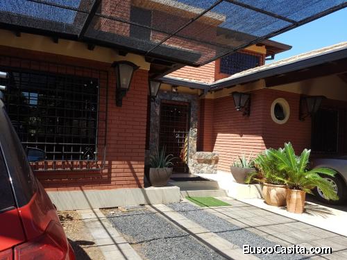 VENDO HERMOSA RESIDENCIA A PASOS DE SANTA TERESA Y AVIADORES DEL CHACO