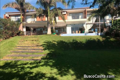 RESIDENCIA UBICADA EN LA CIUDAD DE MARIANO ROQUE ALONSO  ZONA REMANSO.