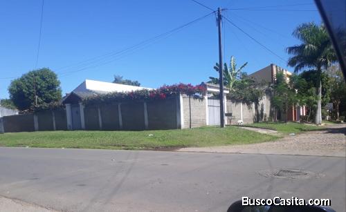 EN VENTA HERMOSA RESIDENCIA EN EL CENTRO MISMO DE CORONEL OVIEDO